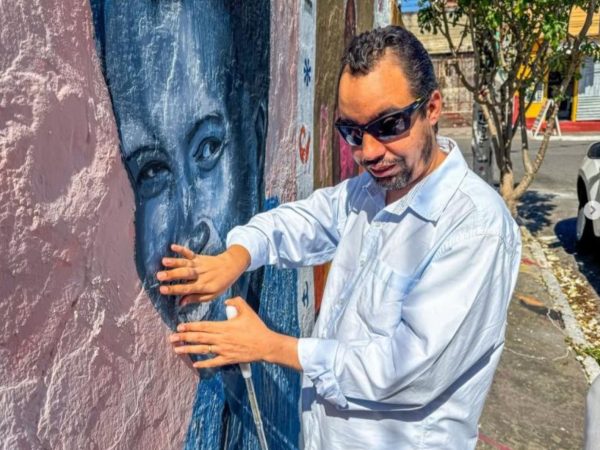 ARIBÉ, Lucas. [Lucas Aribé tateando a imagem de Beatriz Nascimento.]